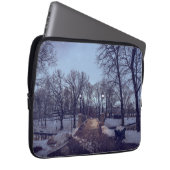 Wintersneeuwstadspark in de avond laptop sleeve (Voorkant Rechts)