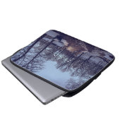 Wintersneeuwstadspark in de avond laptop sleeve (Voorkant onderkant)