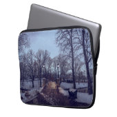 Wintersneeuwstadspark in de avond laptop sleeve (Voorkant Links)