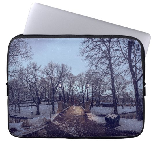 Wintersneeuwstadspark in de avond laptop sleeve (Voorkant)