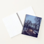 Wintersneeuwstadspark in de avond notitieboek (Binnen)