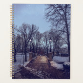 Wintersneeuwstadspark in de avond planner (Voorkant)