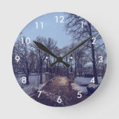 Wintersneeuwstadspark in de avond ronde klok (Voorkant)