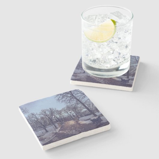 Wintersneeuwstadspark in de avond stenen onderzetter (Zijkant)