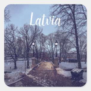 Wintersneeuwstadspark in de avond vierkante sticker