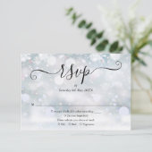 Wintersneeuwvlokken Elegante Script Bruiloft RSVP Kaartje (Staand voorkant)
