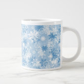 Wintersneeuwvlokken op blauw grote koffiekop (Rechts)