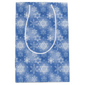 Wintersneeuwvlokken op blauw medium cadeauzakje (Voorkant)
