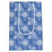 Wintersneeuwvlokken op blauw medium cadeauzakje (Achterkant)