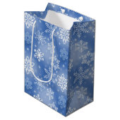 Wintersneeuwvlokken op blauw medium cadeauzakje (Voorkant Gekanteld)