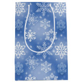 Wintersneeuwvlokken op blauw medium cadeauzakje (Voorkant)