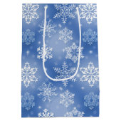 Wintersneeuwvlokken op blauw medium cadeauzakje (Achterkant)