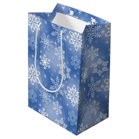 Wintersneeuwvlokken op blauw medium cadeauzakje (Achterkant Gekanteld)