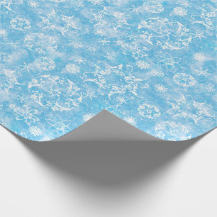 Wintersneeuwvlokken op lichtblauw cadeaupapier