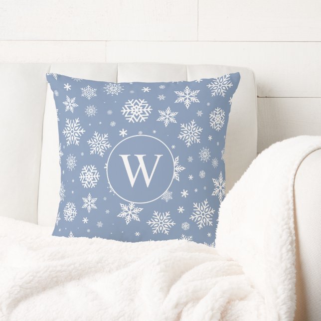 Wintersneeuwvlokken op lichtblauw monogram  kussen (Creator heeft geüpload)