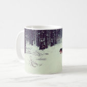 Wintersnowy dennenbos, hond die in het bos loopt koffiemok (Voorkant links)