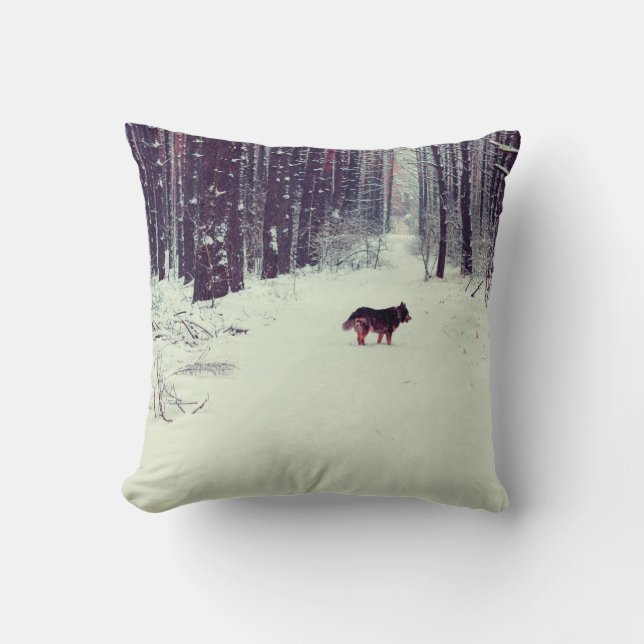 Wintersnowy dennenbos, hond die in het bos loopt kussen (Voorkant)