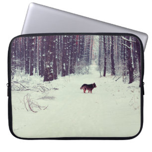 Wintersnowy dennenbos, hond die in het bos loopt laptop sleeve