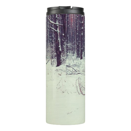 Wintersnowy dennenbos, hond die in het bos loopt thermosbeker (Achterkant)