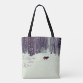 Wintersnowy dennenbos, hond die in het bos loopt tote bag (Achterkant)