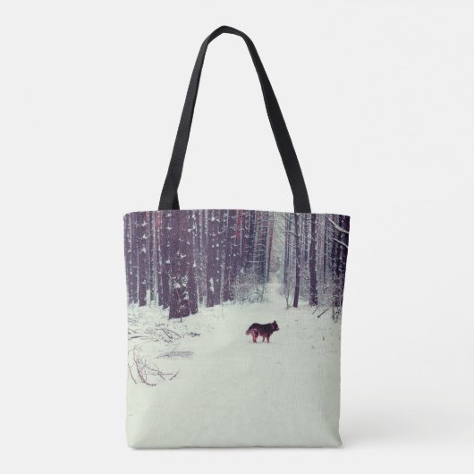 Wintersnowy dennenbos, hond die in het bos loopt tote bag (Achterkant)