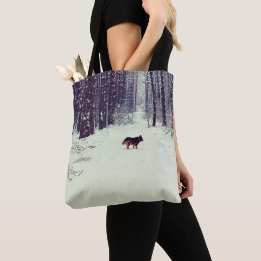 Wintersnowy dennenbos, hond die in het bos loopt tote bag (Dichtbij)