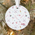 Wintersport hockey, schaatsen, ski's ornament<br><div class="desc">Vier de winter in stijl met dit charmante aangepaste wintersport ornament met originele afbeeldingen van ski's, ijshockey schaatsen, sneeuwschoenen en gezellige winterse petten. Ontworpen in een speels palet van pruim, roze, blauw en groen. Personaliseer het met een naam en datum om het uniek van jou te maken. Heerlijk als cadeau...</div>