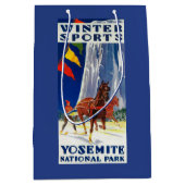 Wintersport in Yosemite Poster Yosemite, CA Medium Cadeauzakje (Voorkant)