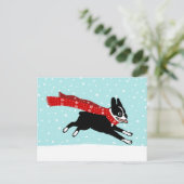 Wintervakantie Boston Terrier met rode sjaal Feestdagenkaart (Staand voorkant)