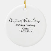 Wintervakantie camping op maat naamdatum toevoegen keramisch ornament (Achterkant)