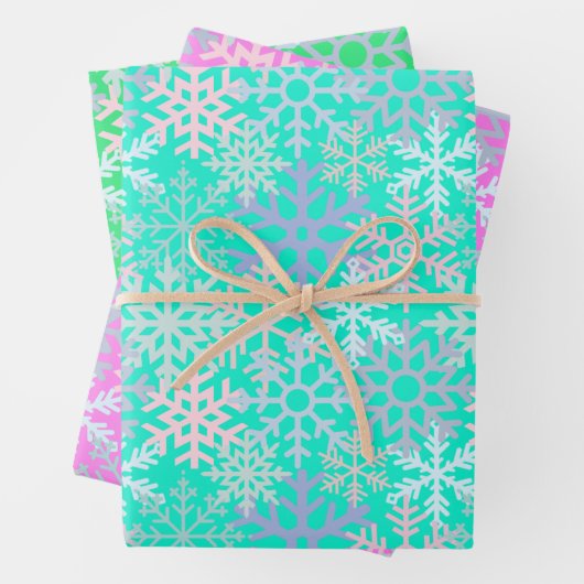 Wintervakantie sneeuwvlokken warm roze groen blauw inpakpapier vel (In situ)