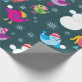 Wintervogels spelen in de sneeuw met sneeuwman cadeaupapier