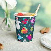 Wintervogels spelen in de sneeuw met sneeuwman papieren bekers