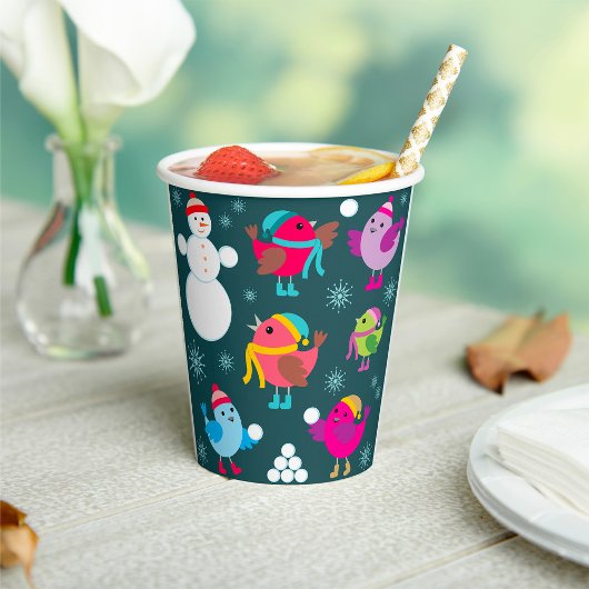 Wintervogels spelen in de sneeuw met sneeuwman papieren bekers