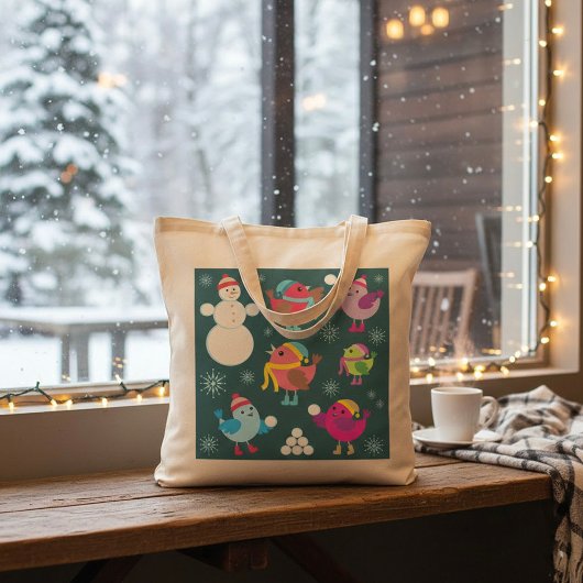 Wintervogels spelen in de sneeuw met sneeuwman tote bag