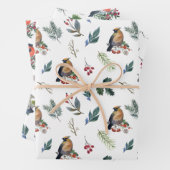 Wintervogels voeden zich met rode bessen Kerstmis Inpakpapier Vel (In situ)