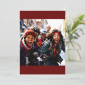 Wintervreugde: Sneeuwachtig lachen van kinderen Feestdagenkaart (Staand voorkant)