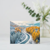 Winterwegen door bergbos met Sinaasappel L Feestdagenkaart (Staand voorkant)