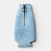 Winterwitte sneeuwvlokken op lichtkornbloemblauw flesjeskoeler (Achterkant)