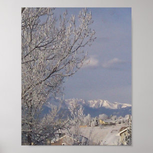 Winterwonderland met een bruisende bergplaats poster