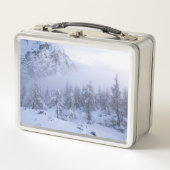 Winterwonderland, mist, sparrenbos en berg (Voorkant)