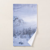 Winterwonderland, mist, sparrenbos en berg bad handdoek (Handdoek)