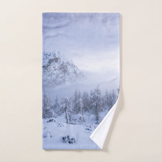 Winterwonderland, mist, sparrenbos en berg bad handdoek (Handdoek)