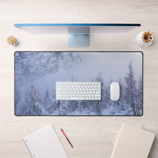 Winterwonderland, mist, sparrenbos en berg bureaumat (Kantoor 1)