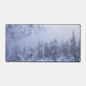 Winterwonderland, mist, sparrenbos en berg bureaumat (Voorkant)