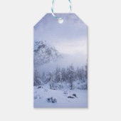 Winterwonderland, mist, sparrenbos en berg cadeaulabel (Voorkant)