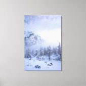 Winterwonderland, mist, sparrenbos en berg canvas afdruk (Voorkant)