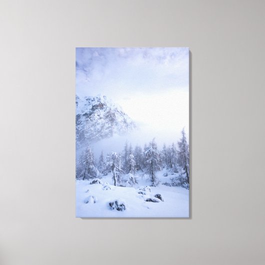 Winterwonderland, mist, sparrenbos en berg canvas afdruk (Voorkant)