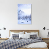 Winterwonderland, mist, sparrenbos en berg canvas afdruk (Insitu (Slaapkamer))