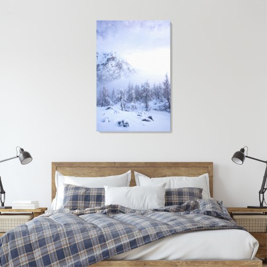 Winterwonderland, mist, sparrenbos en berg canvas afdruk (Insitu (Slaapkamer))